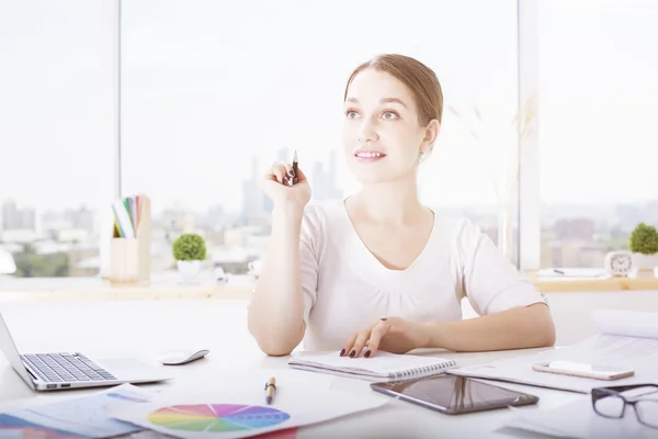 Mujer pensativa con papeleo — Foto de Stock