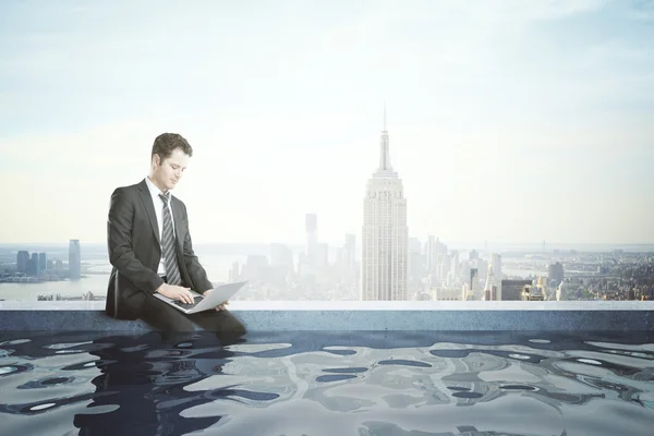 Бізнесмен з блокнотом у басейні даху — стокове фото