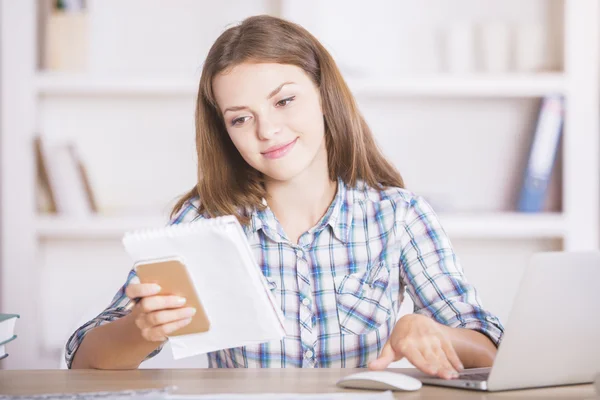 Mujer sonriente haciendo papeleo — Foto de Stock