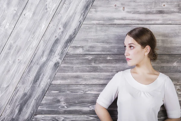 Portrait sérieux de jeune femme — Photo