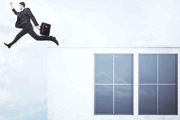 Człowiek skaczący z betonu budynku — Zdjęcie stockowe