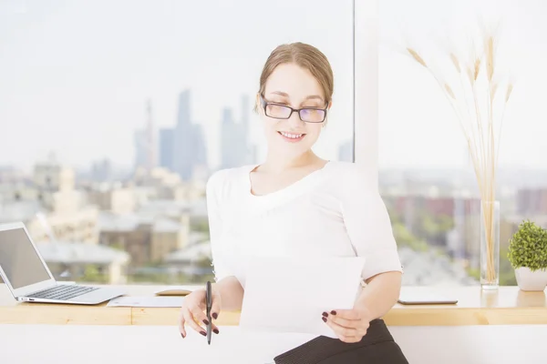 Woman reading business report — Stock fotografie