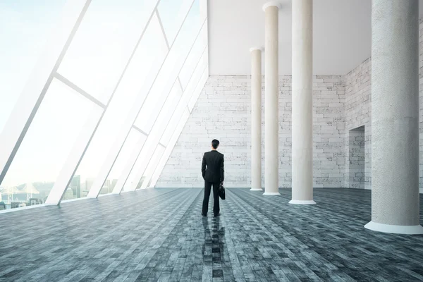 Empresário em pé no interior — Fotografia de Stock