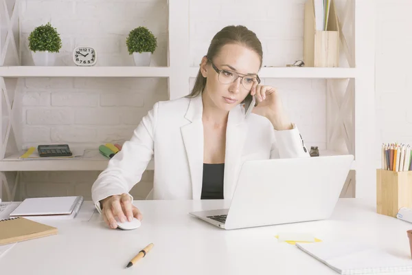 Donna d'affari al telefono utilizzando il computer portatile — Foto Stock