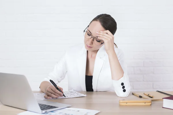 Mujer de negocios pensativa haciendo papeleo — Foto de Stock