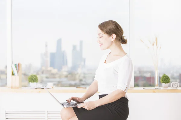 Alegre mujer de negocios utilizando el lado portátil — Foto de Stock