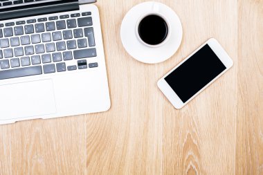 Dizüstü bilgisayar, kahve ve akıllı telefon