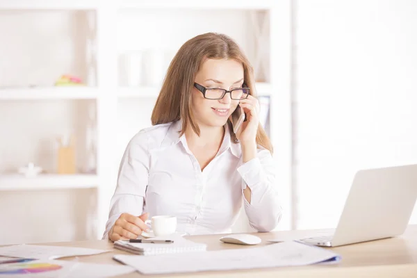 Mulher no telefone beber café — Fotografia de Stock