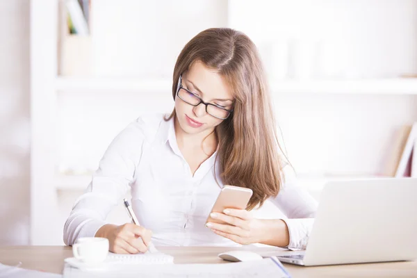 Attraktiv businesslady göra pappersarbete — Stockfoto