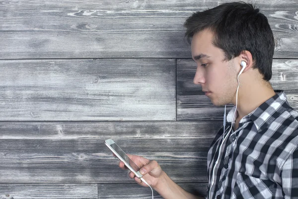 Adam müzik tarafı dinlerken — Stok fotoğraf