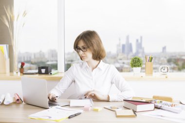 Dizüstü bilgisayar kullanan iş kadını