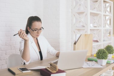 Çekici kadın evrak işi