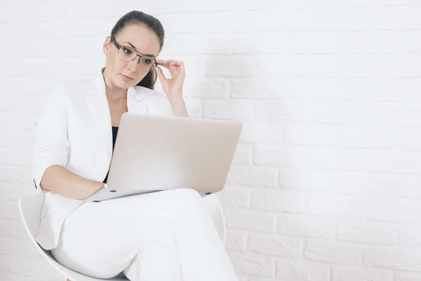 Donna premurosa utilizzando il computer portatile — Foto Stock