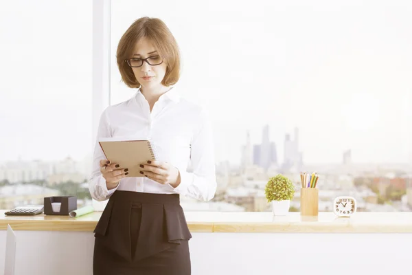 Empresaria Leyendo notas —  Fotos de Stock