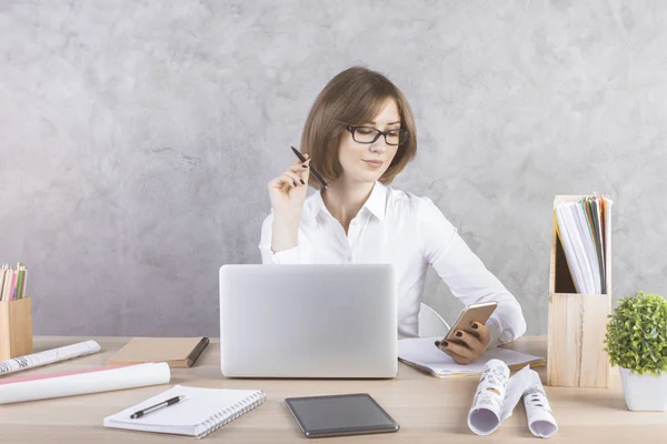 Stijlvolle zakenvrouw die smartphone gebruikt — Stockfoto