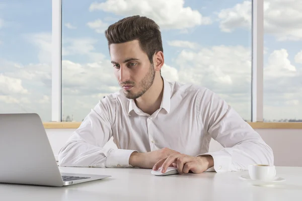 Hombre de negocios utilizando ordenador portátil —  Fotos de Stock