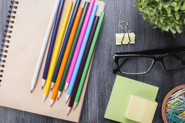 Escritorio de madera con artículos de papelería — Foto de Stock