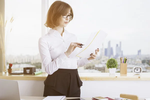 Konzentrierte Geschäftsfrau erledigt Papierkram — Stockfoto