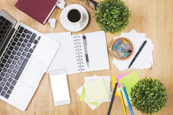 Bureau désordonné avec la technologie et les fournitures — Photo