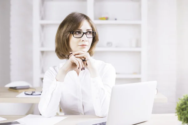 Pensando en la mujer de negocios en el cargo — Foto de Stock