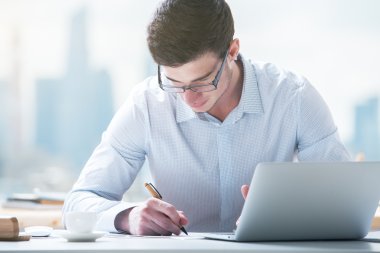 Projede çalışan adam