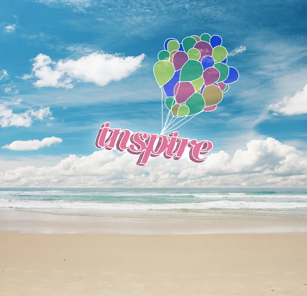 Πολύχρωμα μπαλόνια αέρα με κείμενο στη θάλασσα και το φόντο του ουρανού. Ιδέα έμπνευσης — Φωτογραφία Αρχείου