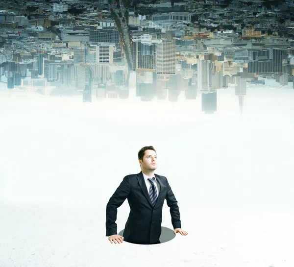 Hombre de negocios dentro del agujero mirando hacia arriba — Foto de Stock