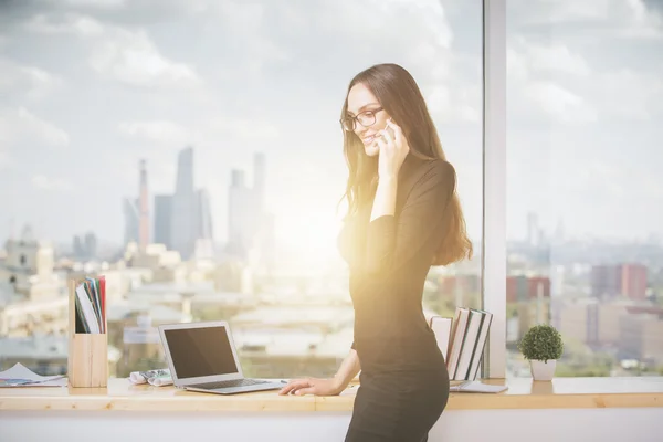 Woman on phone with laptop — 图库照片