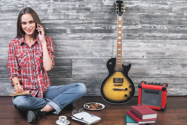Ženská na podlaze s kytarou — Stock fotografie