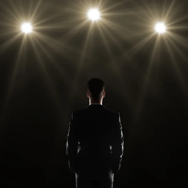 Uomo su sfondo scuro con lampada — Foto Stock