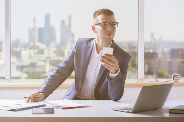 Mann im Anzug hält Handy in der Hand — Stockfoto