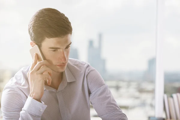 Homme d'affaires caucasien au téléphone — Photo