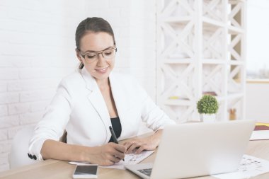 Gülümseyen iş kadını evrak işi yapıyor