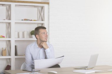 evrak ile genç işadamı