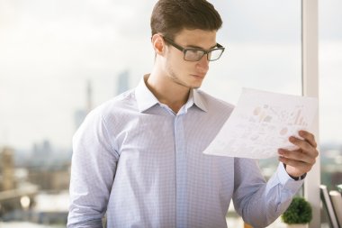 İş raporuna bakan adam