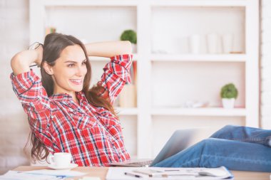 Güzel kadın ofiste rahatlatıcı