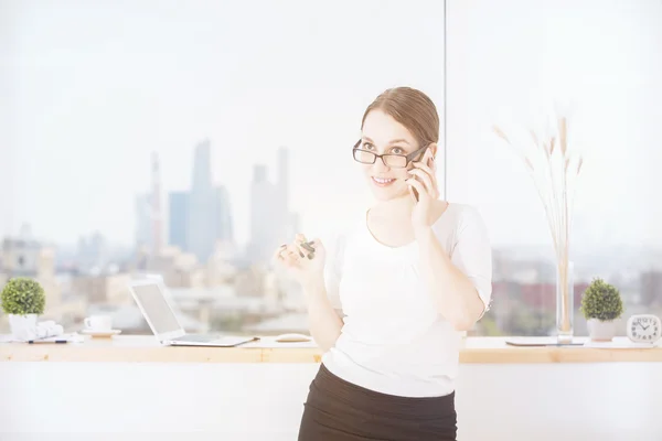 年轻女人在电话里 — 图库照片