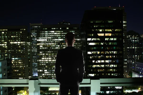 Man looking at night city — Stock Photo, Image