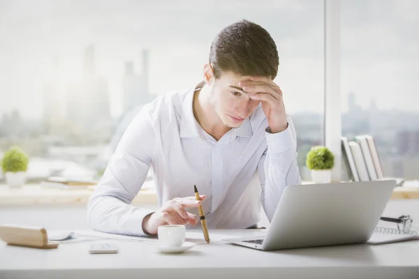 Attraktiver junger Mann mit Laptop — Stockfoto