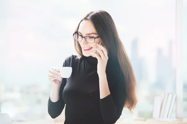 Mujer con café en el teléfono — Foto de Stock