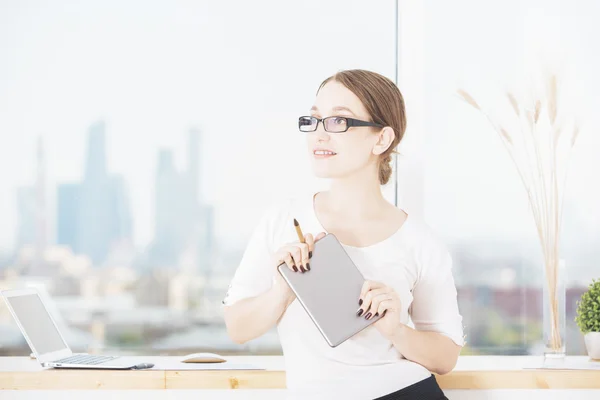 Joven empresaria con tablet — Foto de Stock