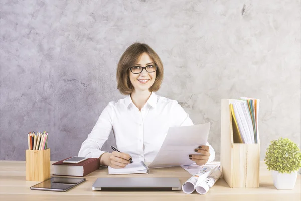 Feliz mujer de negocios haciendo papeleo — Foto de Stock