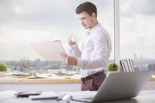 Young architect with coffee and project — Φωτογραφία Αρχείου