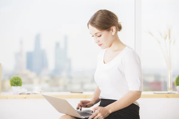 Donna che utilizza il lato laptop — Foto Stock