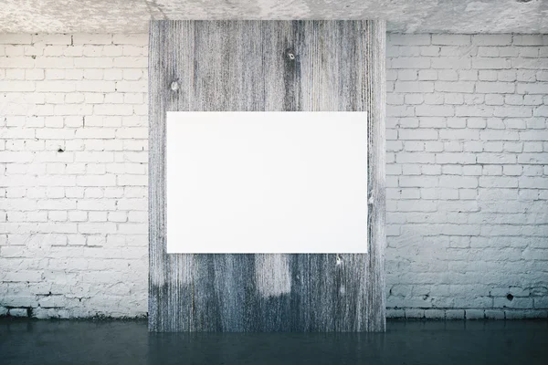 Cartaz em branco no painel de madeira escura — Fotografia de Stock