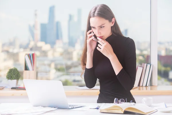 Hezká žena na telefonu — Stock fotografie