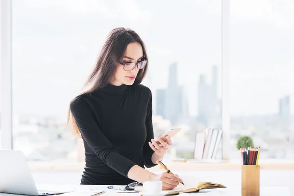 Mujer bonita trabajando en el proyecto — Foto de Stock