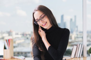 telefonu genç iş kadını