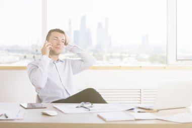 Telefon düşünceli adam