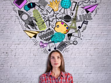 Çizimler ilerlerle tuğla arka plan üzerinde Kız